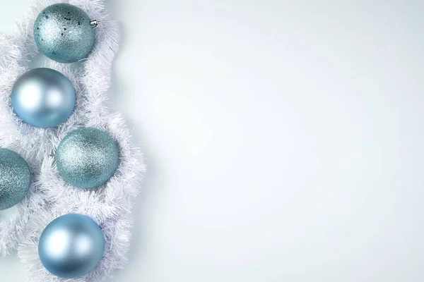 М'який синій різдвяний фон з іграшками та білою мішурою на синьому фоні . — стокове фото