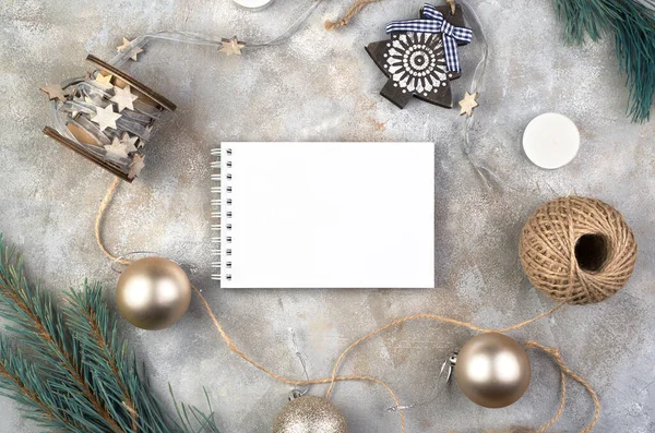 Jegyzetfüzet és karácsonyi játékok, korcsolyák, csillag és labdák szürke alapon. — Stock Fotó