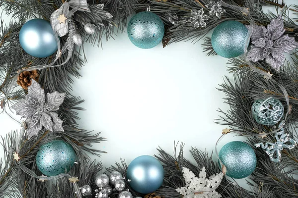 Красива різдвяна рамка в обробці мистецтва з синіми та срібними іграшками на синьому фоні . — стокове фото