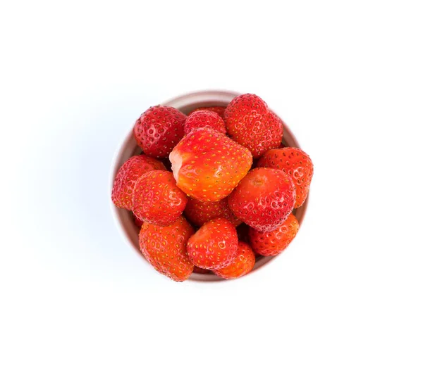 Fresas en una taza blanca aislada sobre un fondo claro. —  Fotos de Stock