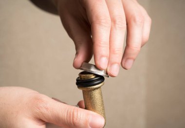 Somunu boruya vidalamak, yan görüş, eller musluğu onarmak.