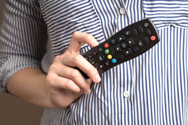 Uzaktan kumandalı bir kadın..