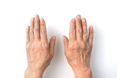 Beyaz bir arka planda yaşlı bir adamın kirli işlerini yapmak..