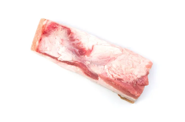 Sfondo della drogheria, carne di pancetta cruda isolata su sfondo bianco, vista dall'alto. — Foto Stock