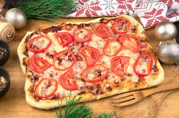 Pizza z pomidorami i bekonem na tle świątecznym. — Zdjęcie stockowe