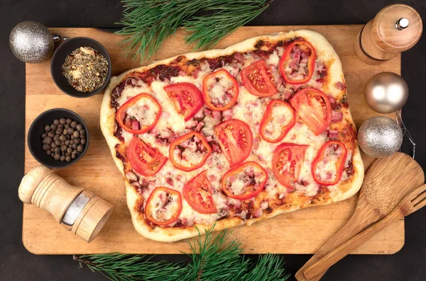 Szczęśliwego Nowego Roku i Wesołych Świąt, pizza z serem, pomidorami i bekonem na brązowym tle. — Zdjęcie stockowe