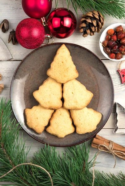 Cookies in the shape of a Christmas tree on a plate on a Christmas background. — Stock Photo, Image