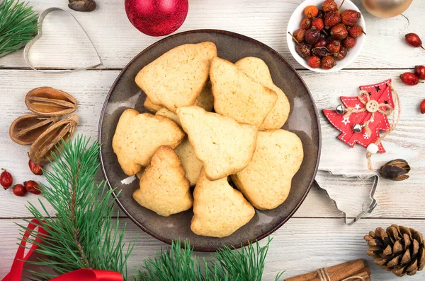 Cookies of different shapes on the Christmas table. — Stock Photo, Image