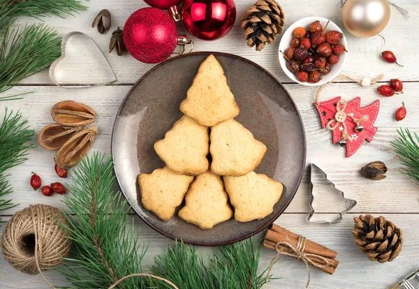 Shortbread cookies on a plate laid out in the shape of a Christmas tree. — Stock Photo, Image