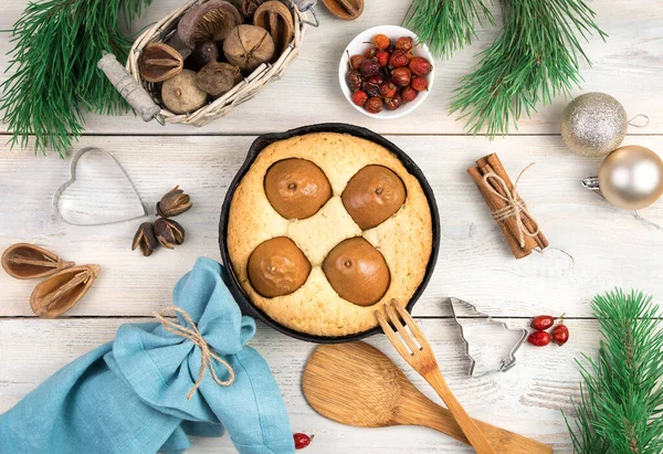 Pear pie on a Christmas background, top view. — Stock Photo, Image