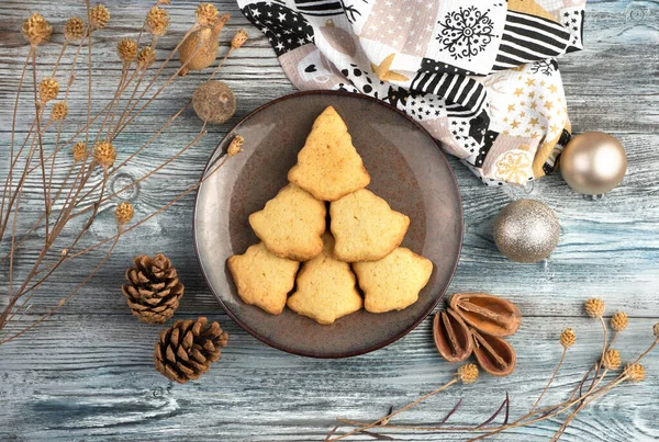 Christmas tree of cookies on a plate on a Christmas background. — Stock Photo, Image