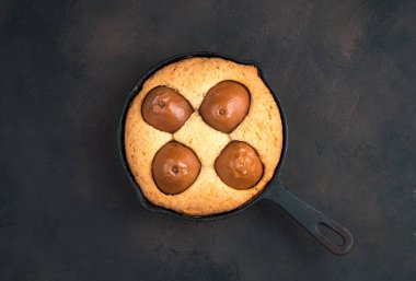 Ev yapımı kekler, arka planda kurabiye..