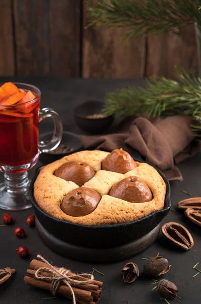 Christmas table with pear pie and mulled wine on a brown background. — Stock Photo, Image