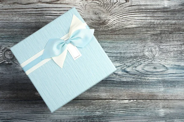 Geschenkschachtel in blau auf einem hölzernen Hintergrund. — Stockfoto