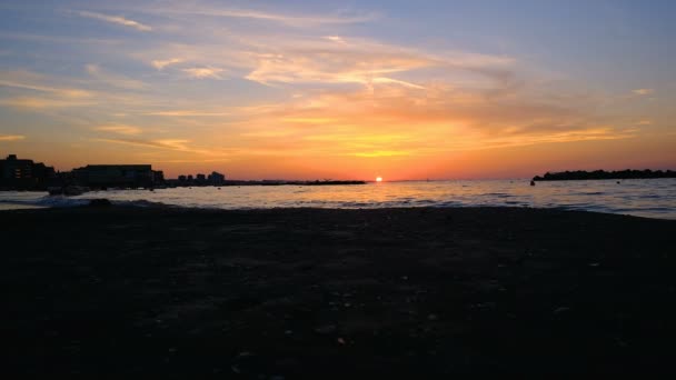 Matahari terbenam di pantai di rimini italy dengan pelari — Stok Video