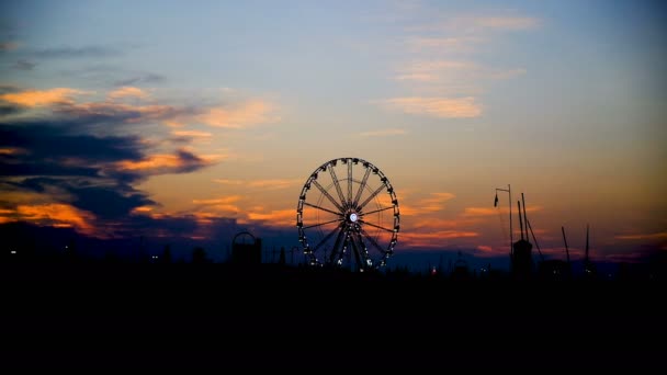 Panoramahjul vid solnedgången från stranden vid rimini med ljus — Stockvideo