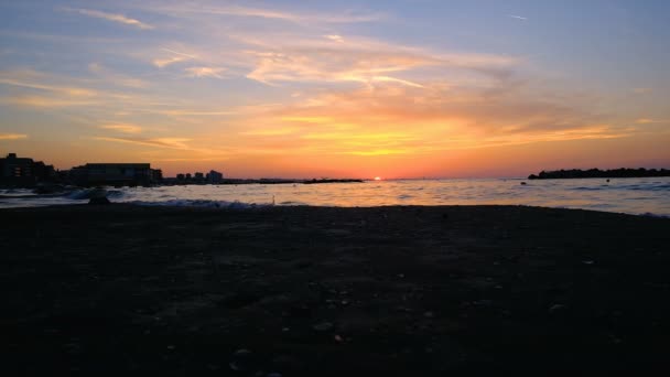リミニ・イタリアのビーチの夕日 — ストック動画