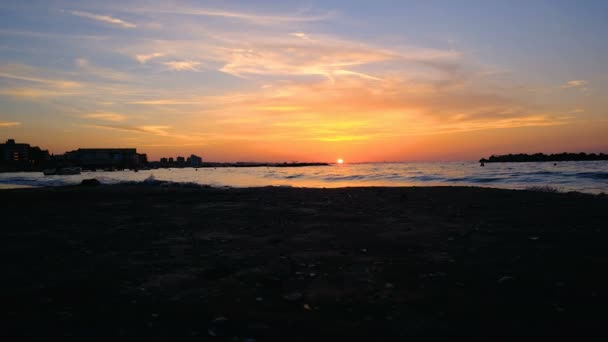 Západ slunce na pláži v Rimini Itálie krásné barvy — Stock video