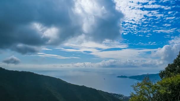 Nuvole di rapallo e mare in giornata di sole decadono — Video Stock