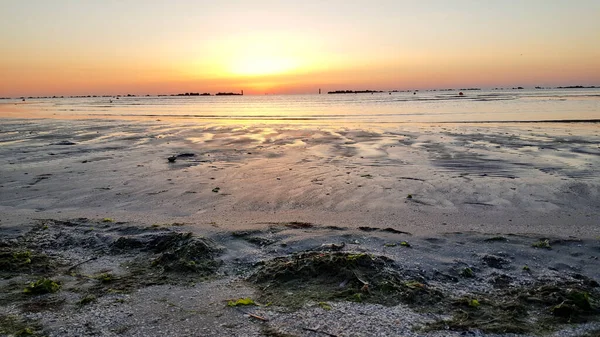 日光浴在地中海海滩上的日出 日光浴中反射着沙滩和波浪 — 图库照片