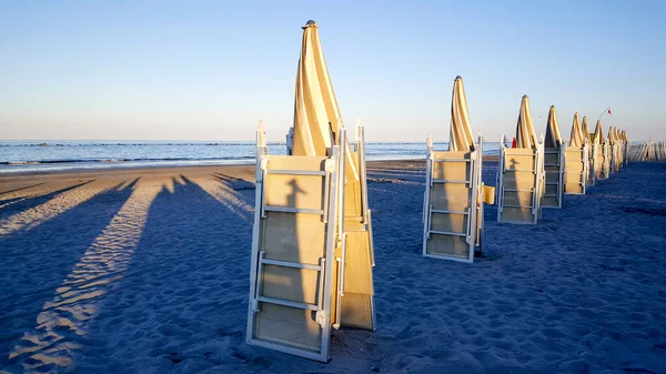 Sombrillas Tumbonas Cerradas Amanecer Rimini Rimini Con Rumbrellas Sol Tumbonas — Foto de Stock