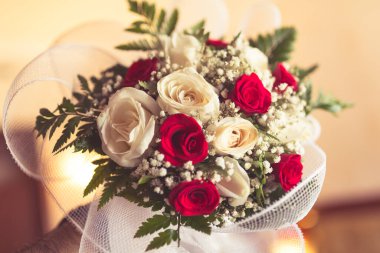 Kırmızı ve beyaz güllü güzel bir gelin buketi. Kırmızı ve beyaz güllü yüksek kaliteli fotogüzel bir gelin buketi.