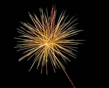 Terno 'da güzel havai fişekler ve izole edilmiş kara gökyüzü