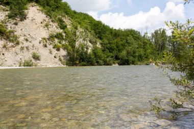 Vejetaryen ve dereli Reggio Emilia 'daki Enza nehrinin panoraması