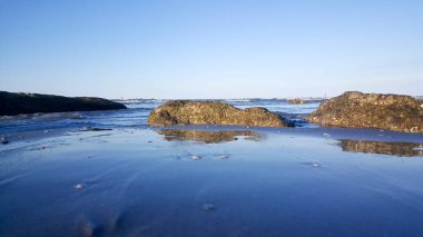 Akdeniz kıyısındaki kayalar Rimini Riccione plajı ve kumlu gün batımında
