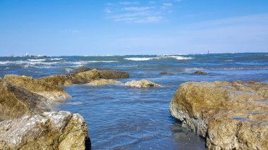 Akdeniz kıyısındaki kayalar Rimini Riccione plajı ve kumlu gün batımında