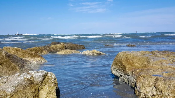 地中海海岸上的岩石日落时分 里米尼 里孔带着海滩和沙滩 — 图库照片