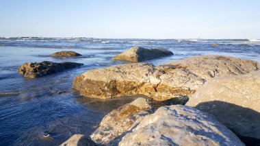 Akdeniz kıyısındaki kayalar Rimini Riccione plajı ve kumlu gün batımında
