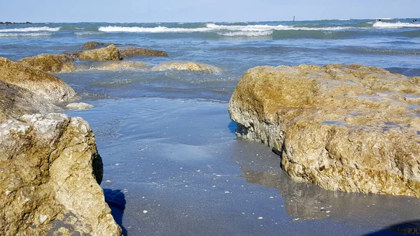 地中海海岸上的岩石日落时分 里米尼 里孔带着海滩和沙滩 — 图库照片