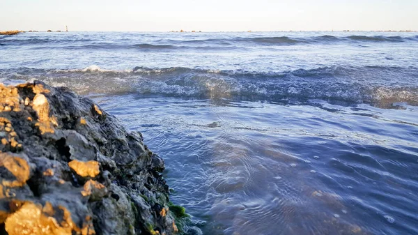 地中海海岸上的岩石日落时分 里米尼 里孔带着海滩和沙滩 — 图库照片