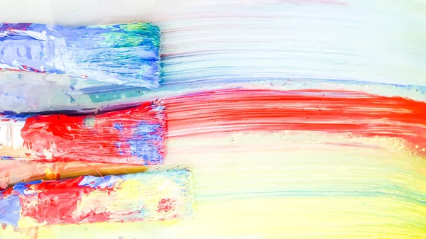 Kirli Eski Renkler Lavaboda Fırça Deriler Renkli Arka Planından Damlıyor — Stok fotoğraf