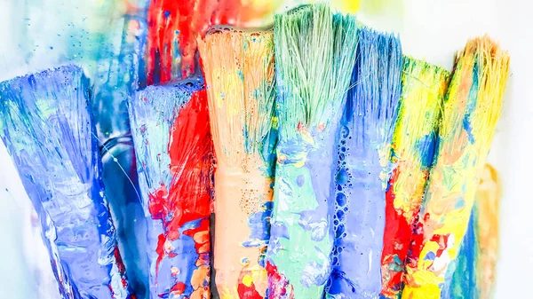 Kirli Eski Renkler Lavaboda Fırça Deriler Renkli Arka Planından Damlıyor — Stok fotoğraf