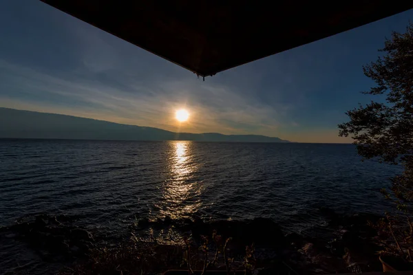 Matahari Terbit Yang Indah Danau Garda Naik Dengan Batu Dan — Stok Foto
