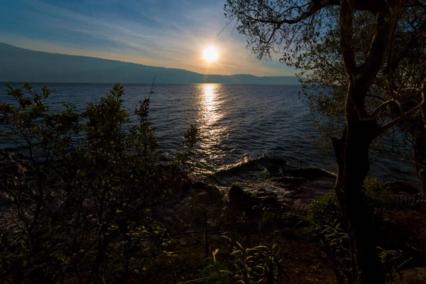 Matahari Terbit Yang Indah Danau Garda Naik Dengan Batu Dan — Stok Foto