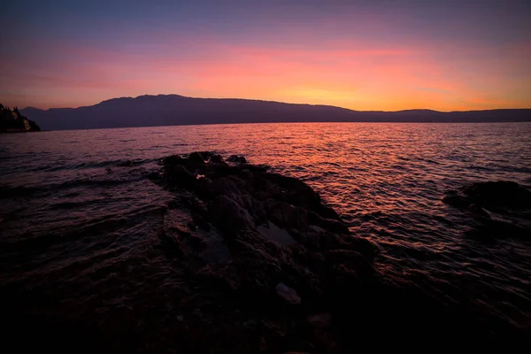 Matahari Terbit Yang Indah Danau Garda Naik Dengan Batu Dan — Stok Foto