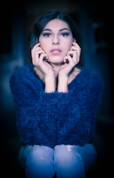 Hermosa Mujer Posa Para Foto Retrato Pelo Oscuro Suéter Azulhermosa — Foto de Stock