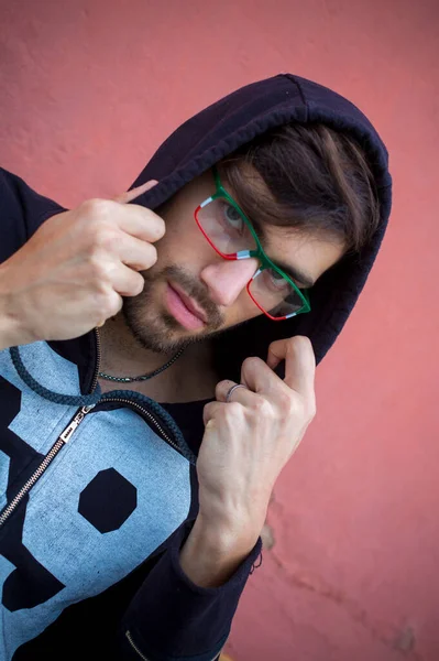 Menino Bonito Homem Com Capuz Preto — Fotografia de Stock