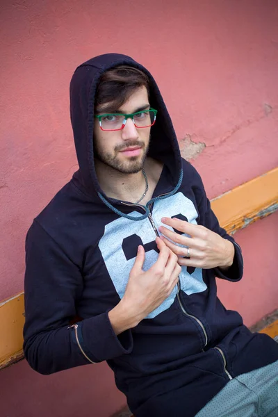 Menino Bonito Homem Com Capuz Preto — Fotografia de Stock