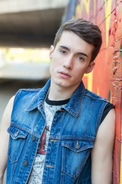 Kotlu ve fizikli yakışıklı çocuk İtalya 'da duvar resimlerinin önünde poz vererek beden eğitimi ile şekillendirilmiş. Yüksek kalite fotoğraf