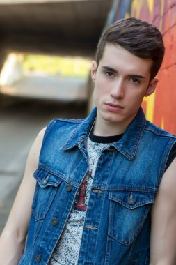 Kotlu ve fizikli yakışıklı çocuk İtalya 'da duvar resimlerinin önünde poz vererek beden eğitimi ile şekillendirilmiş. Yüksek kalite fotoğraf