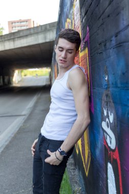 Kotlu ve fizikli yakışıklı çocuk İtalya 'da duvar resimlerinin önünde poz vererek beden eğitimi ile şekillendirilmiş. Yüksek kalite fotoğraf