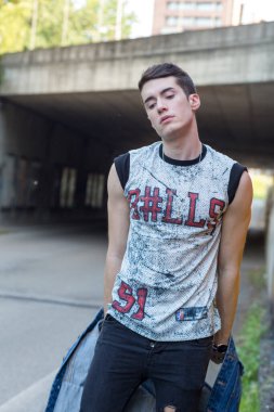 Kotlu ve fizikli yakışıklı çocuk İtalya 'da duvar resimlerinin önünde poz vererek beden eğitimi ile şekillendirilmiş. Yüksek kalite fotoğraf