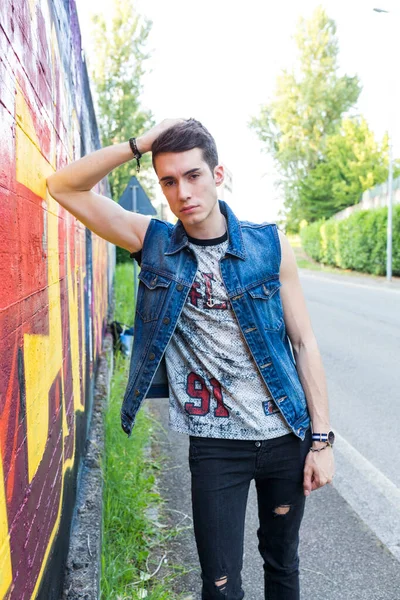 Menino Bonito Com Jeans Físico Esculpido Pelo Treino Ginástica Posando — Fotografia de Stock