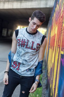 Kotlu ve fizikli yakışıklı çocuk İtalya 'da duvar resimlerinin önünde poz vererek beden eğitimi ile şekillendirilmiş. Yüksek kalite fotoğraf