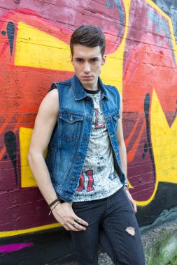 Kotlu ve fizikli yakışıklı çocuk İtalya 'da duvar resimlerinin önünde poz vererek beden eğitimi ile şekillendirilmiş. Yüksek kalite fotoğraf