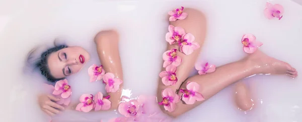 Belle Fille Posant Dans Bain Plein Lait Fleurs Pour Les — Photo